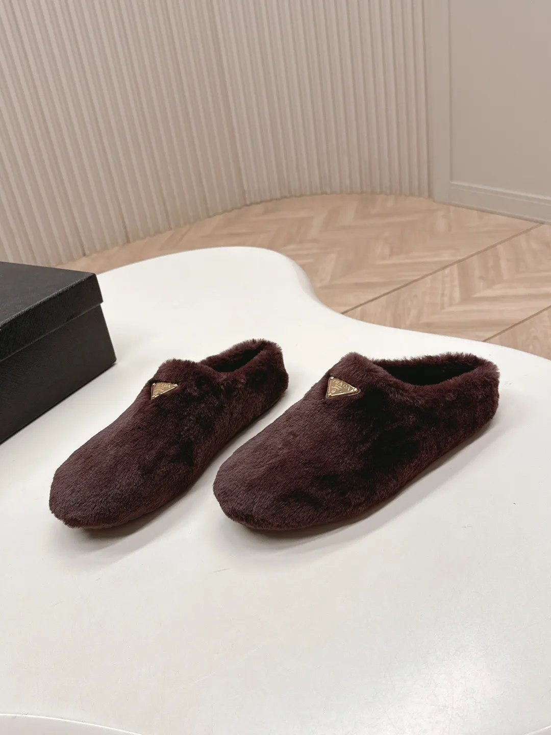 👟👟Ex-factory price 520👟👟 Prada prada25 autumn and winter furry slippers series, half-slip wool slippers, classic triangle buckle, comfortable, cute, cute, fashionable, elegant and versatile, the wool is comfortable and soft, awakening the warmth of autumn and winter. Let you walk comfortably from morning to night. Pair it with socks to easily cope with the changing seasons. Wool, sheep pattern lining, original outsole! 35-40 yards